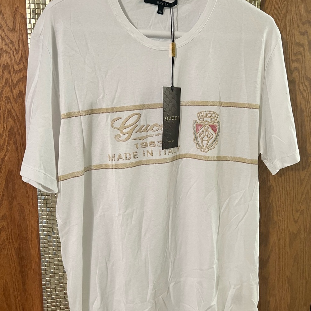 AUTHENTIC GUCCI WHITE/ LIGHT GOLD COTTON TEE SHIRT… UNISEX… 22” PIT TO PIT.. NWT